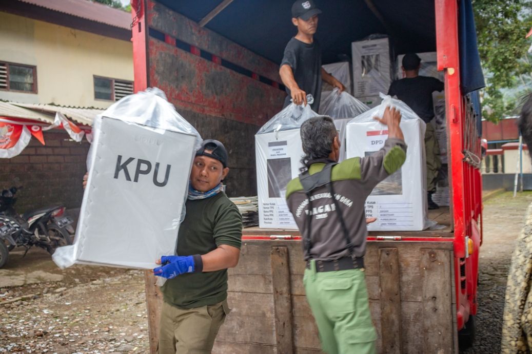 Distribusi kotak suara beserta kelengkapan Pemilu 2019 dari KPU Kabupaten Purbalingga sampai di Desa Dagan, Senin (15/4)