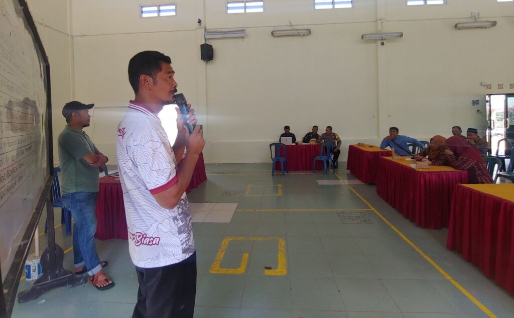 Juru lelang, Suparjo dan Catur Teguh memandu jalannya lelang tanah kas desa Dagan